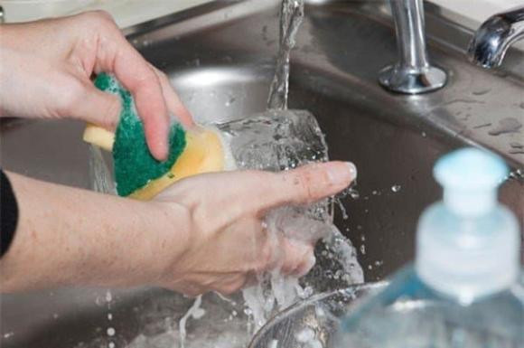 Mùa lạnh nrrửa bát đĩa bằng nước nóng vì nghĩ sạch hơn vì sao? - Hình 3 Mua lanh nrrua bat dia bang nuoc nong vi nghi sach hon vi sao?-Hinh-3