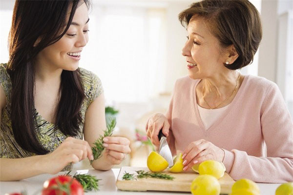 Cách làm thân với mẹ chồng dễ như... ăn kẹo Cach lam than voi me chong de nhu... an keo