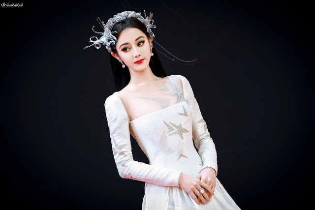 Gu mặc thất thường của Địch Lệ Nhiệt Ba Gu mac that thuong cua Dich Le Nhiet Ba