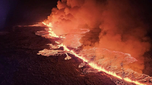Cận cảnh dòng dung nham khi núi lửa ở Iceland phun trào dữ dội Can canh dong dung nham khi nui lua o Iceland phun trao du doi