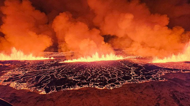 Cận cảnh dòng dung nham khi núi lửa ở Iceland phun trào dữ dội - Hình 3 Can canh dong dung nham khi nui lua o Iceland phun trao du doi-Hinh-3