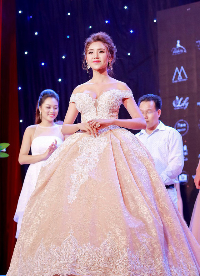 Lên truyền hình hôn say đắm trai lạ, hoa khôi Lương Lê nhận nhiều chỉ trích - Hình 2 Len truyen hinh hon say dam trai la, hoa khoi Luong Le nhan nhieu chi trich-Hinh-2