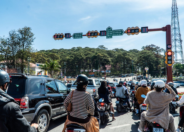 Nhiều du khách ngủ vạ vật dù Đà Lạt không thiếu phòng - Hình 2 Nhieu du khach ngu va vat du Da Lat khong thieu phong-Hinh-2