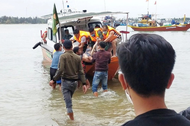 Vụ chìm ca nô du lịch: 8 nạn nhân người Hà Nội đều là họ hàng Vu chim ca no du lich: 8 nan nhan nguoi Ha Noi deu la ho hang