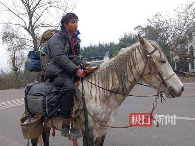 Chàng trai cưỡi ngựa hơn nửa năm về quê ăn Tết - Hình 8 Chang trai cuoi ngua hon nua nam ve que an Tet-Hinh-8