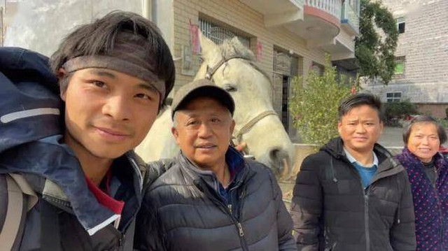 Chàng trai cưỡi ngựa hơn nửa năm về quê ăn Tết - Hình 9 Chang trai cuoi ngua hon nua nam ve que an Tet-Hinh-9