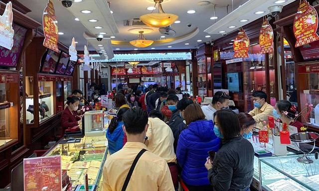 Giá vàng quá đắt, cầu may vía Thần Tài 2022 phân vân mua ít hay nhiều Gia vang qua dat, cau may via Than Tai 2022 phan van mua it hay nhieu