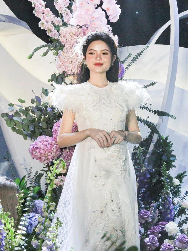 Chu Thanh Huyền lộ vòng 2, liên tục có hành động lấy tay che chắn - Hình 4 Chu Thanh Huyen lo vong 2, lien tuc co hanh dong lay tay che chan-Hinh-4