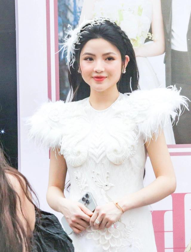 Chu Thanh Huyền lộ vòng 2, liên tục có hành động lấy tay che chắn - Hình 2 Chu Thanh Huyen lo vong 2, lien tuc co hanh dong lay tay che chan-Hinh-2