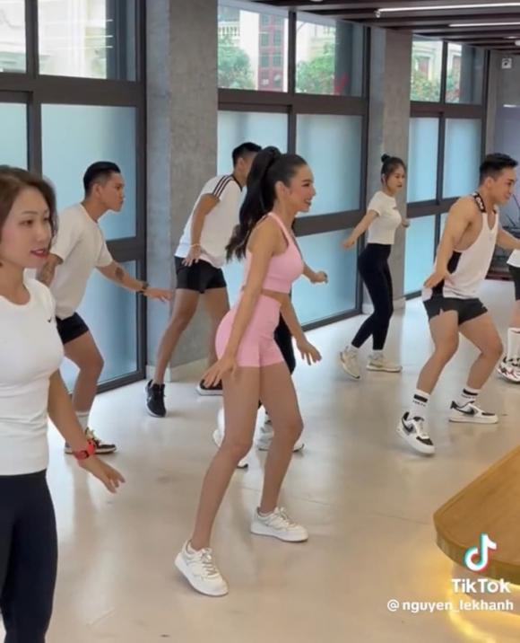 Thùy Tiên bị quay lén khi đi tập nhảy: Body đẹp siêu thực - Hình 3 Thuy Tien bi quay len khi di tap nhay: Body dep sieu thuc-Hinh-3