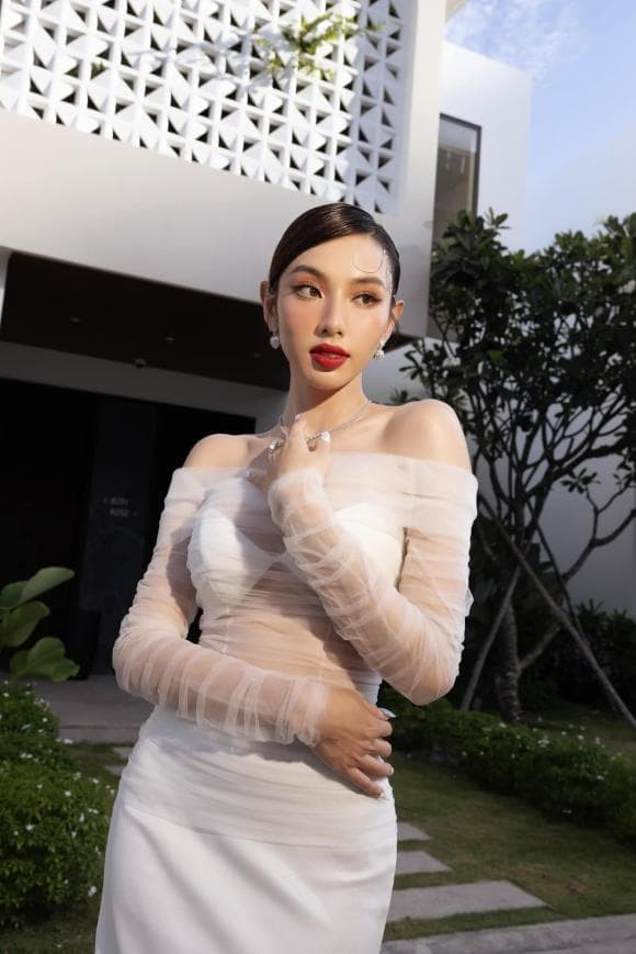 Thùy Tiên bị quay lén khi đi tập nhảy: Body đẹp siêu thực - Hình 5 Thuy Tien bi quay len khi di tap nhay: Body dep sieu thuc-Hinh-5