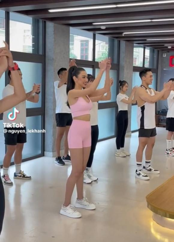Thùy Tiên bị quay lén khi đi tập nhảy: Body đẹp siêu thực - Hình 4 Thuy Tien bi quay len khi di tap nhay: Body dep sieu thuc-Hinh-4