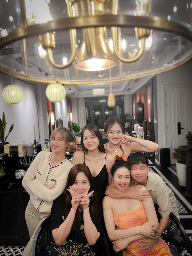 Minh Hằng tụ họp hội bạn thân, dàn mẹ bỉm đọ sắc 'bất phân thắng bại' Minh Hang tu hop hoi ban than, dan me bim do sac 'bat phan thang bai'
