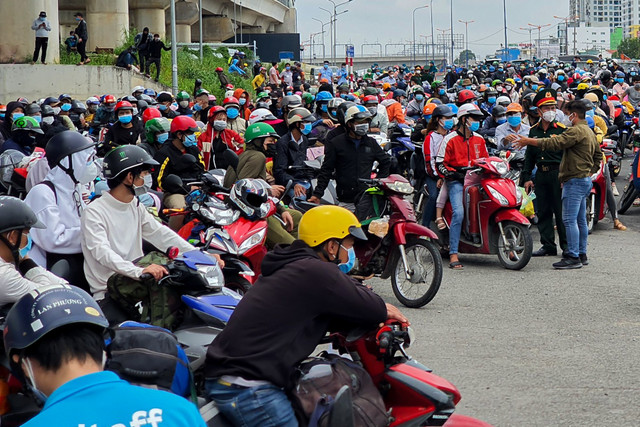 TP HCM hỗ trợ tiền trọ, lương thực cho người dân gặp khó khăn TP HCM ho tro tien tro, luong thuc cho nguoi dan gap kho khan
