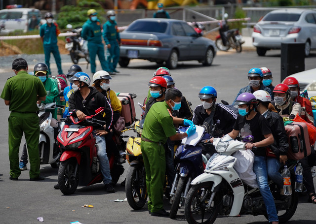 TP HCM hỗ trợ tiền trọ, lương thực cho người dân gặp khó khăn - Hình 2 TP HCM ho tro tien tro, luong thuc cho nguoi dan gap kho khan-Hinh-2