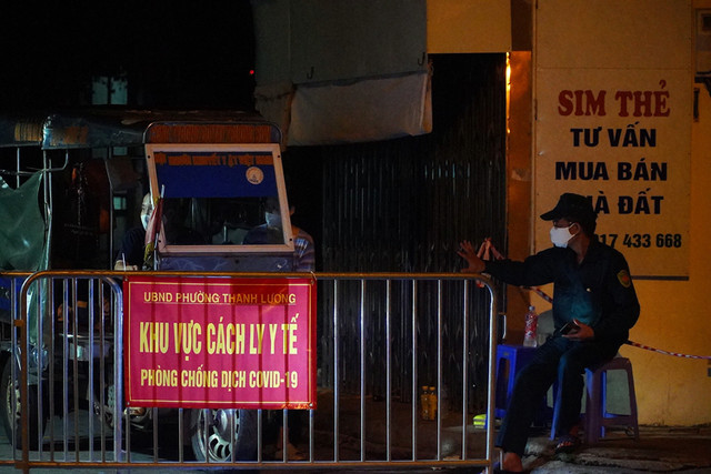 Xuyên đêm phong tỏa con ngõ tại Hà Nội có 20 trường hợp F0 - Hình 4 Xuyen dem phong toa con ngo tai Ha Noi co 20 truong hop F0-Hinh-4