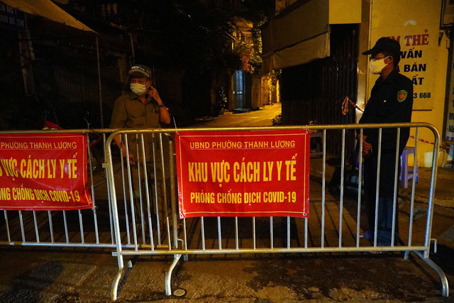 Xuyên đêm phong tỏa con ngõ tại Hà Nội có 20 trường hợp F0 - Hình 3 Xuyen dem phong toa con ngo tai Ha Noi co 20 truong hop F0-Hinh-3