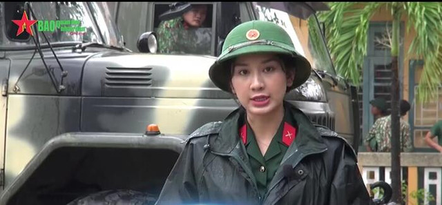 Tác nghiệp vùng lũ, nữ phóng viên 'lọt mắt xanh' dân mạng - Hình 2 Tac nghiep vung lu, nu phong vien 'lot mat xanh' dan mang-Hinh-2