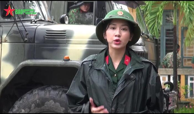 Tác nghiệp vùng lũ, nữ phóng viên 'lọt mắt xanh' dân mạng - Hình 4 Tac nghiep vung lu, nu phong vien 'lot mat xanh' dan mang-Hinh-4