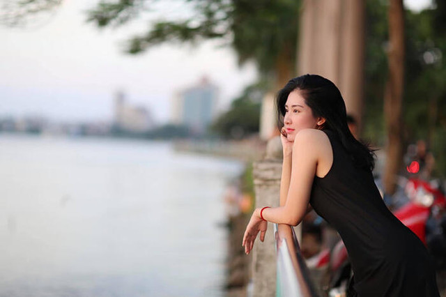 Tác nghiệp vùng lũ, nữ phóng viên 'lọt mắt xanh' dân mạng - Hình 7 Tac nghiep vung lu, nu phong vien 'lot mat xanh' dan mang-Hinh-7