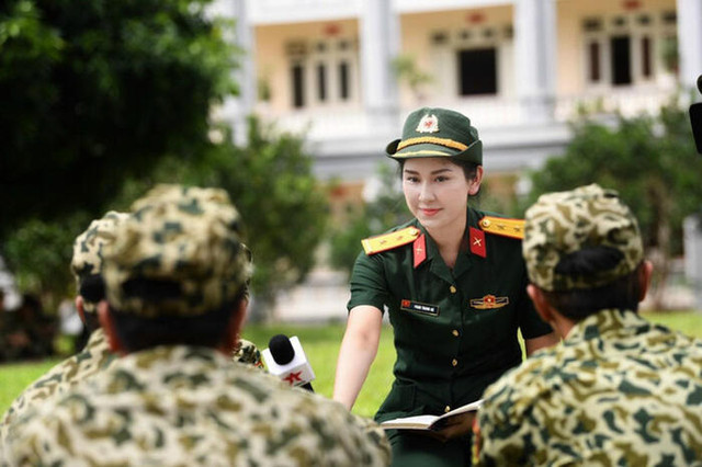 Tác nghiệp vùng lũ, nữ phóng viên 'lọt mắt xanh' dân mạng - Hình 6 Tac nghiep vung lu, nu phong vien 'lot mat xanh' dan mang-Hinh-6