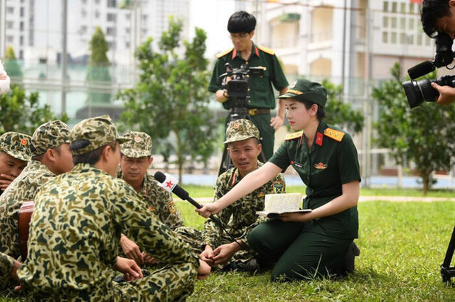 Tác nghiệp vùng lũ, nữ phóng viên 'lọt mắt xanh' dân mạng - Hình 5 Tac nghiep vung lu, nu phong vien 'lot mat xanh' dan mang-Hinh-5