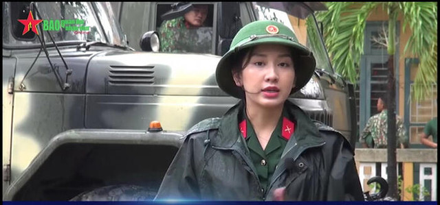 Tác nghiệp vùng lũ, nữ phóng viên 'lọt mắt xanh' dân mạng - Hình 3 Tac nghiep vung lu, nu phong vien 'lot mat xanh' dan mang-Hinh-3