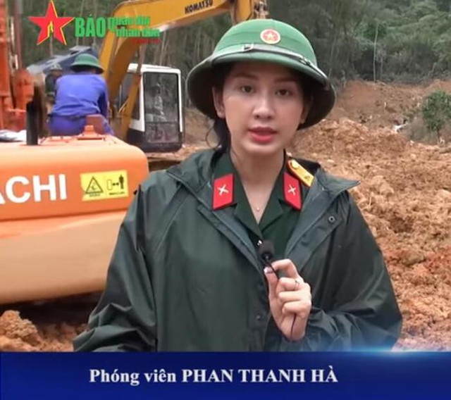 Tác nghiệp vùng lũ, nữ phóng viên 'lọt mắt xanh' dân mạng Tac nghiep vung lu, nu phong vien 'lot mat xanh' dan mang
