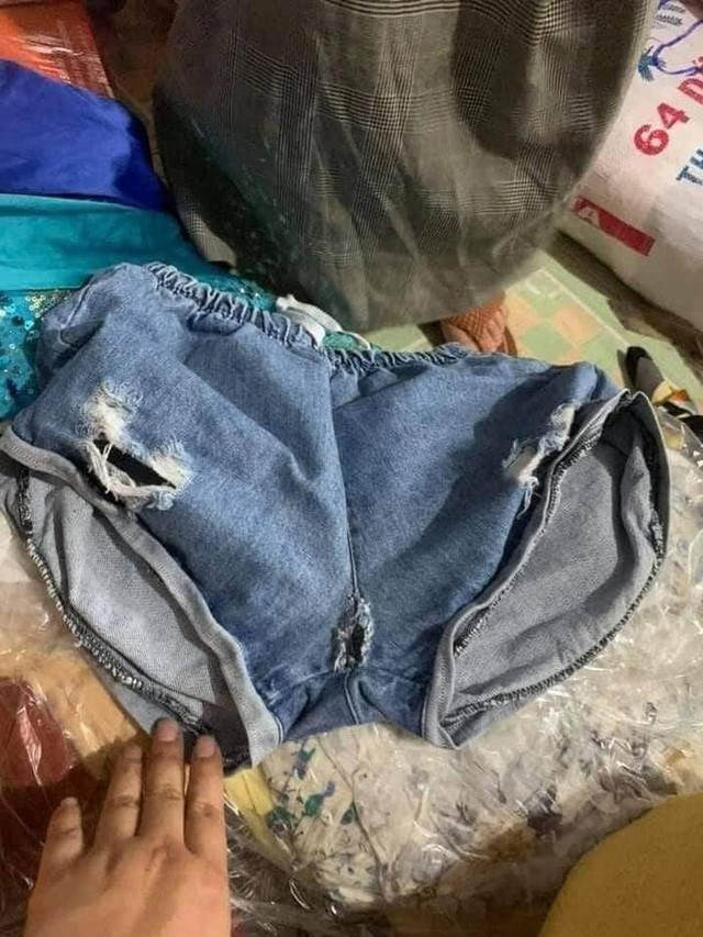 Ngao ngán với loạt quần áo cũ tặng bà con vùng lũ - Hình 4 Ngao ngan voi loat quan ao cu tang ba con vung lu-Hinh-4