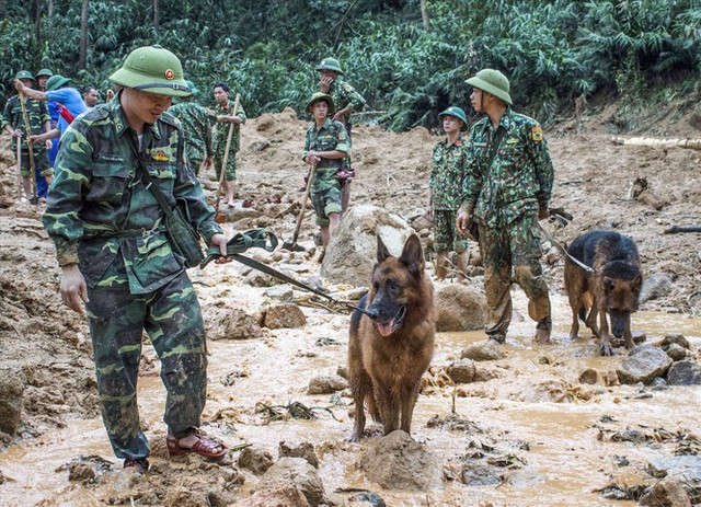 Tìm người mất tích vụ thủy điện Rào Trăng 3: Chờ tin con trong nước mắt - Hình 2 Tim nguoi mat tich vu thuy dien Rao Trang 3: Cho tin con trong nuoc mat-Hinh-2
