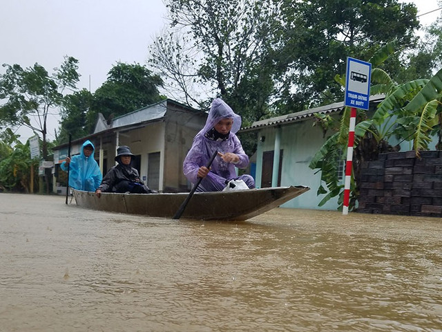 Miền Trung sơ tán gần 11.000 người ra khỏi vùng ngập lụt Mien Trung so tan gan 11.000 nguoi ra khoi vung ngap lut