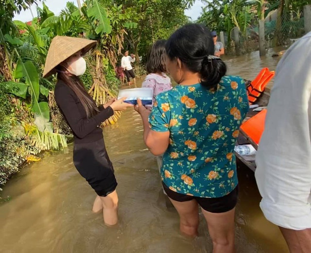 Thủy Tiên thông báo đã kêu gọi được 22 tỷ đồng sau 2 ngày Thuy Tien thong bao da keu goi duoc 22 ty dong sau 2 ngay