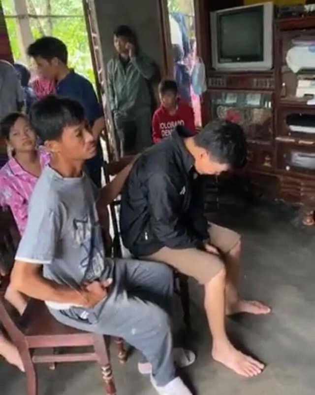 Khoảnh khắc ám ảnh người chồng sản phụ bị dòng nước lũ cuốn trôi Khoanh khac am anh nguoi chong san phu bi dong nuoc lu cuon troi