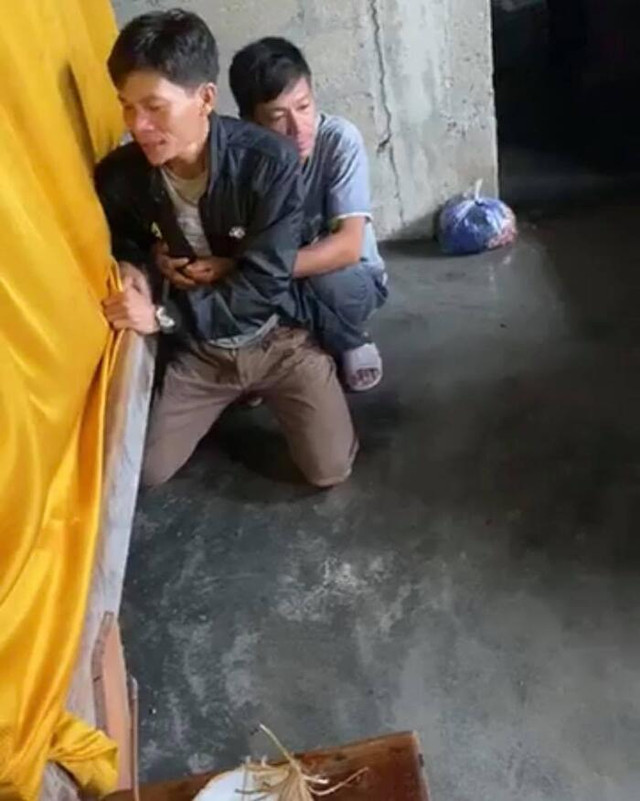 Khoảnh khắc ám ảnh người chồng sản phụ bị dòng nước lũ cuốn trôi - Hình 2 Khoanh khac am anh nguoi chong san phu bi dong nuoc lu cuon troi-Hinh-2