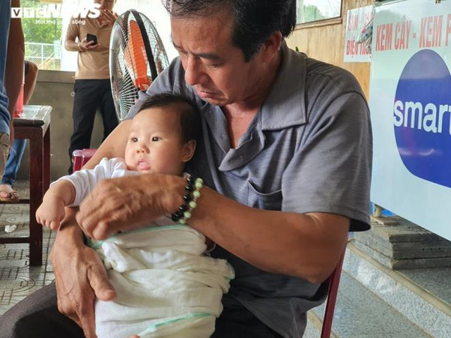 Ôm cháu nội mới sinh, đỏ mắt chờ tin con trai mất tích ở Rào Trăng Om chau noi moi sinh, do mat cho tin con trai mat tich o Rao Trang