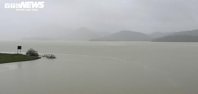 Nước lũ ào ạt đổ về, hồ Kẻ Gỗ lên phương án xả lũ Nuoc lu ao at do ve, ho Ke Go len phuong an xa lu