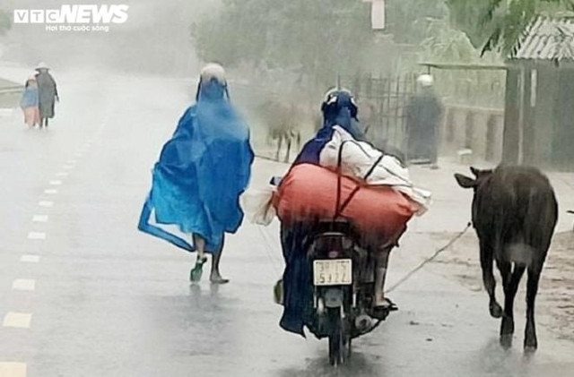 Nước lũ ào ạt đổ về, hồ Kẻ Gỗ lên phương án xả lũ - Hình 2 Nuoc lu ao at do ve, ho Ke Go len phuong an xa lu-Hinh-2