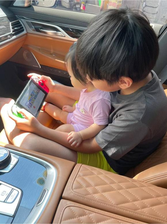 Những nhóc tỳ nhà sao Việt giỏi chăm em nhất nhí Vbiz: - Hình 5 Nhung nhoc ty nha sao Viet gioi cham em nhat nhi Vbiz:-Hinh-5