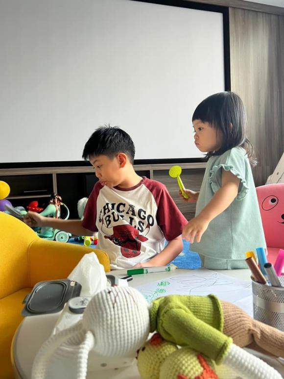 Những nhóc tỳ nhà sao Việt giỏi chăm em nhất nhí Vbiz: - Hình 3 Nhung nhoc ty nha sao Viet gioi cham em nhat nhi Vbiz:-Hinh-3