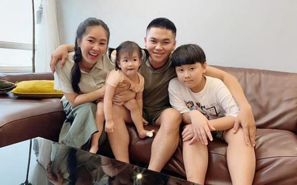 Những nhóc tỳ nhà sao Việt giỏi chăm em nhất nhí Vbiz: - Hình 15 Nhung nhoc ty nha sao Viet gioi cham em nhat nhi Vbiz:-Hinh-15
