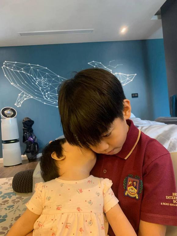 Những nhóc tỳ nhà sao Việt giỏi chăm em nhất nhí Vbiz: - Hình 6 Nhung nhoc ty nha sao Viet gioi cham em nhat nhi Vbiz:-Hinh-6
