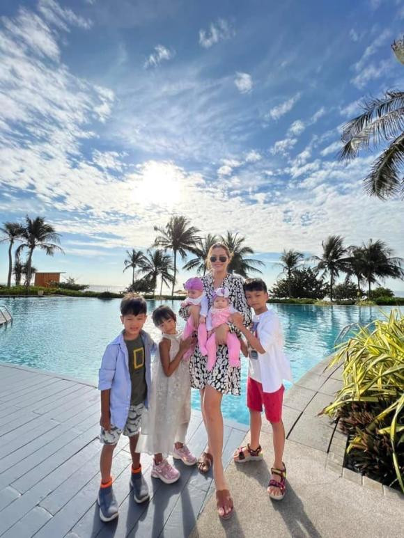 Những nhóc tỳ nhà sao Việt giỏi chăm em nhất nhí Vbiz: - Hình 17 Nhung nhoc ty nha sao Viet gioi cham em nhat nhi Vbiz:-Hinh-17