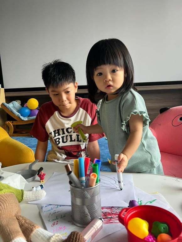 Những nhóc tỳ nhà sao Việt giỏi chăm em nhất nhí Vbiz: - Hình 2 Nhung nhoc ty nha sao Viet gioi cham em nhat nhi Vbiz:-Hinh-2