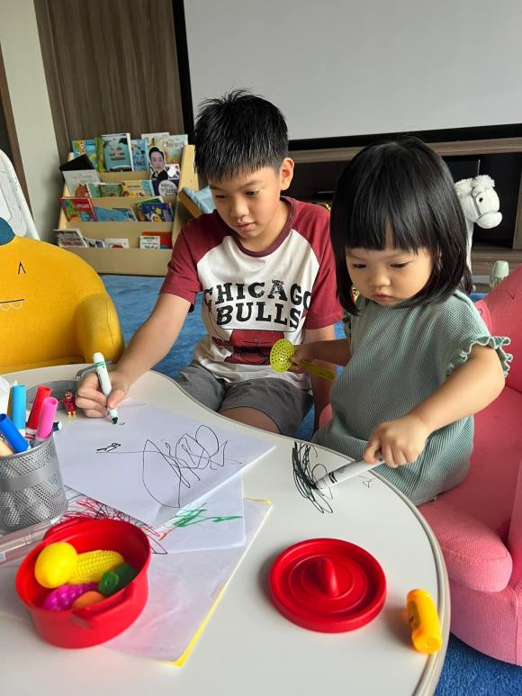Những nhóc tỳ nhà sao Việt giỏi chăm em nhất nhí Vbiz: Nhung nhoc ty nha sao Viet gioi cham em nhat nhi Vbiz: