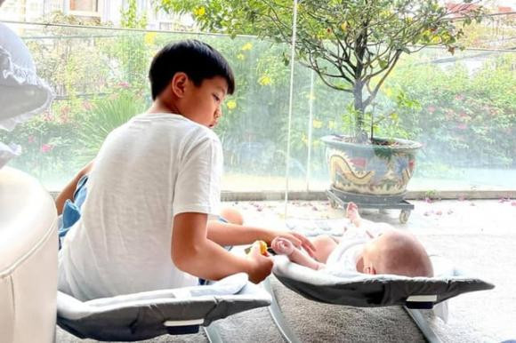 Những nhóc tỳ nhà sao Việt giỏi chăm em nhất nhí Vbiz: - Hình 9 Nhung nhoc ty nha sao Viet gioi cham em nhat nhi Vbiz:-Hinh-9