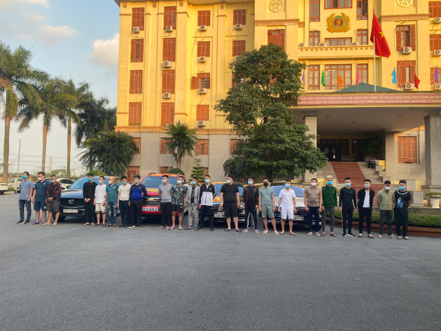 Phá đường dây đánh bạc 14.000 tỷ, tạm giữ 2 xế sang Mercedes Maybach - Hình 3 Pha duong day danh bac 14.000 ty, tam giu 2 xe sang Mercedes Maybach-Hinh-3