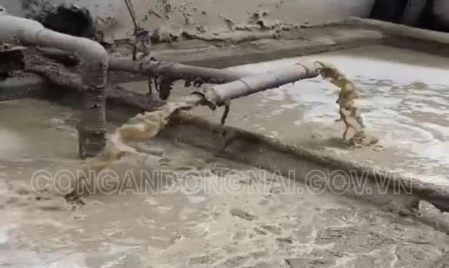 Bắt quả tang công ty giấy xả nước thải, khí thải trái phép Bat qua tang cong ty giay xa nuoc thai, khi thai trai phep