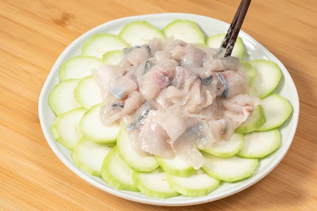 Thêm nguyên liệu này vào món cá hấp sẽ ngon và thanh mát hơn - Hình 4 Them nguyen lieu nay vao mon ca hap se ngon va thanh mat hon-Hinh-4