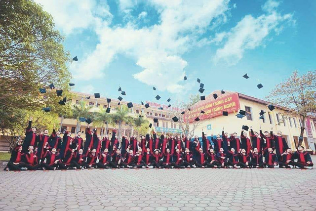 Nam sinh Thanh Hóa được bạn học cũ căng băng rôn cổ vũ khi thi lại tốt nghiệp - Hình 2 Nam sinh Thanh Hoa duoc ban hoc cu cang bang ron co vu khi thi lai tot nghiep-Hinh-2