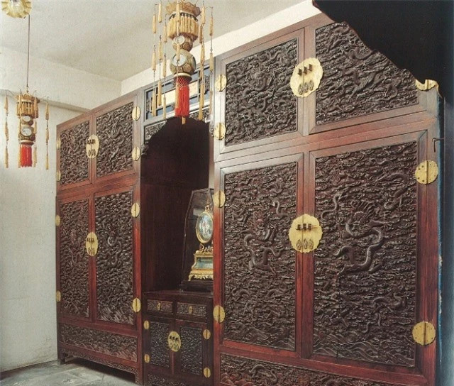 Sự hội ngộ kỳ diệu của chiếc tủ gỗ quý từ thời Khang Hy - Hình 4 Su hoi ngo ky dieu cua chiec tu go quy tu thoi Khang Hy-Hinh-4
